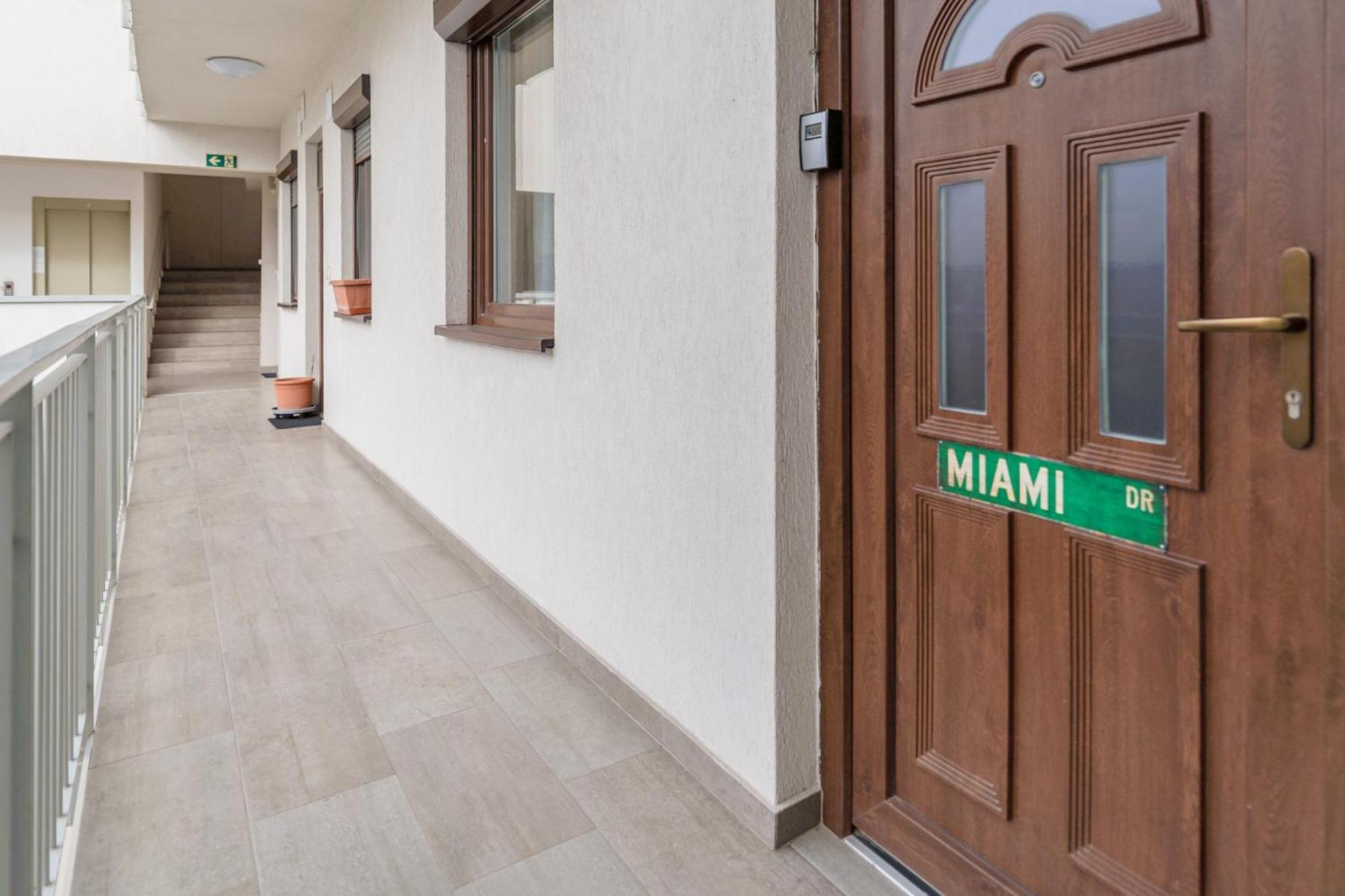 Miami Vice Apartment With Balcony Βουδαπέστη Εξωτερικό φωτογραφία